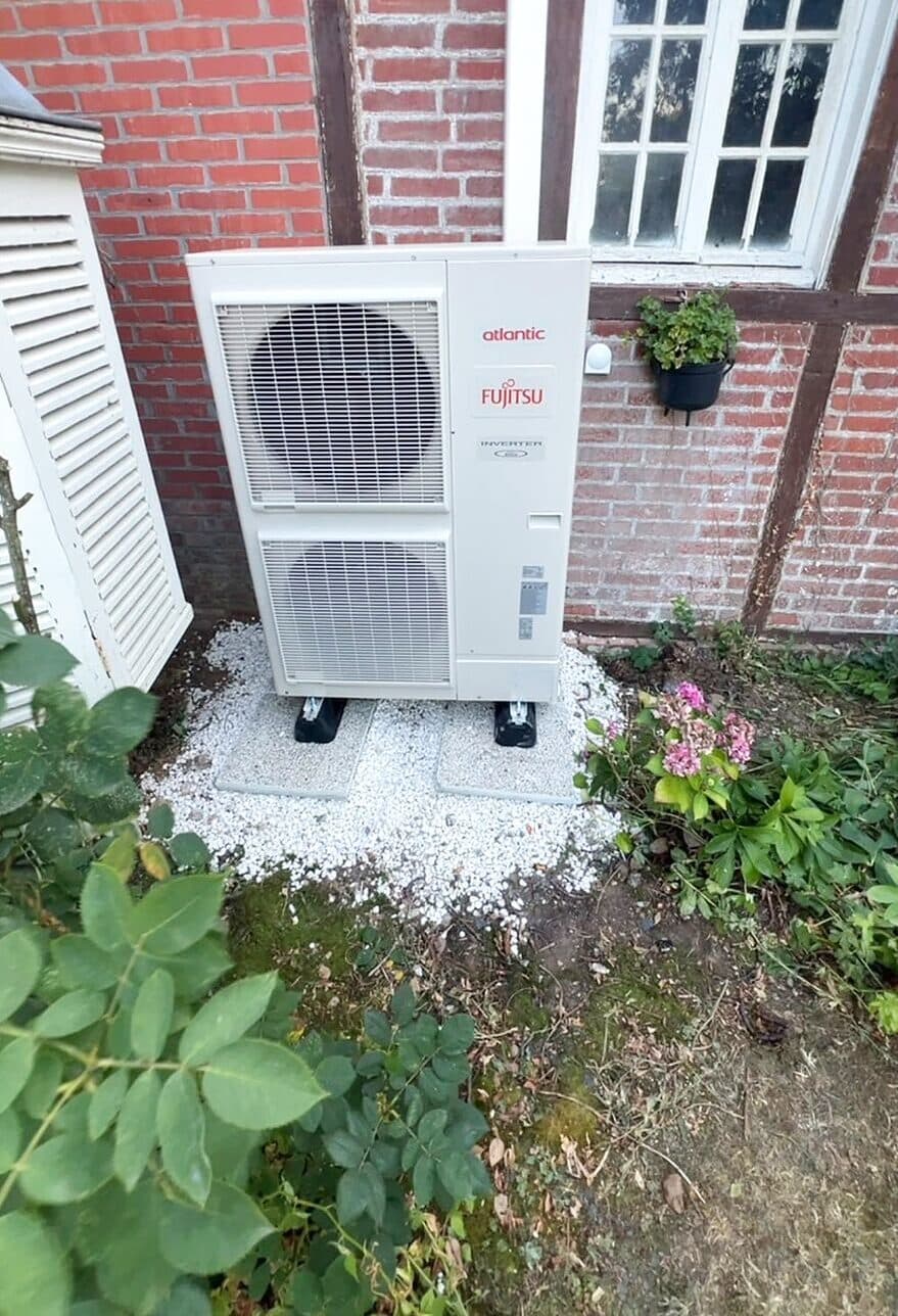 Pompe à chaleur air/eau : Unité extérieure au jardin