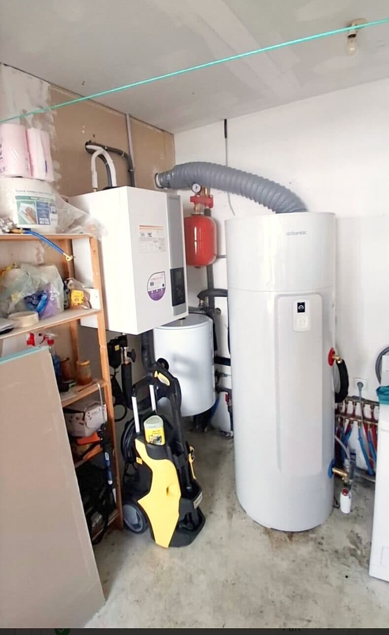 Ballon et module de pompe à chaleur installés dans un garage