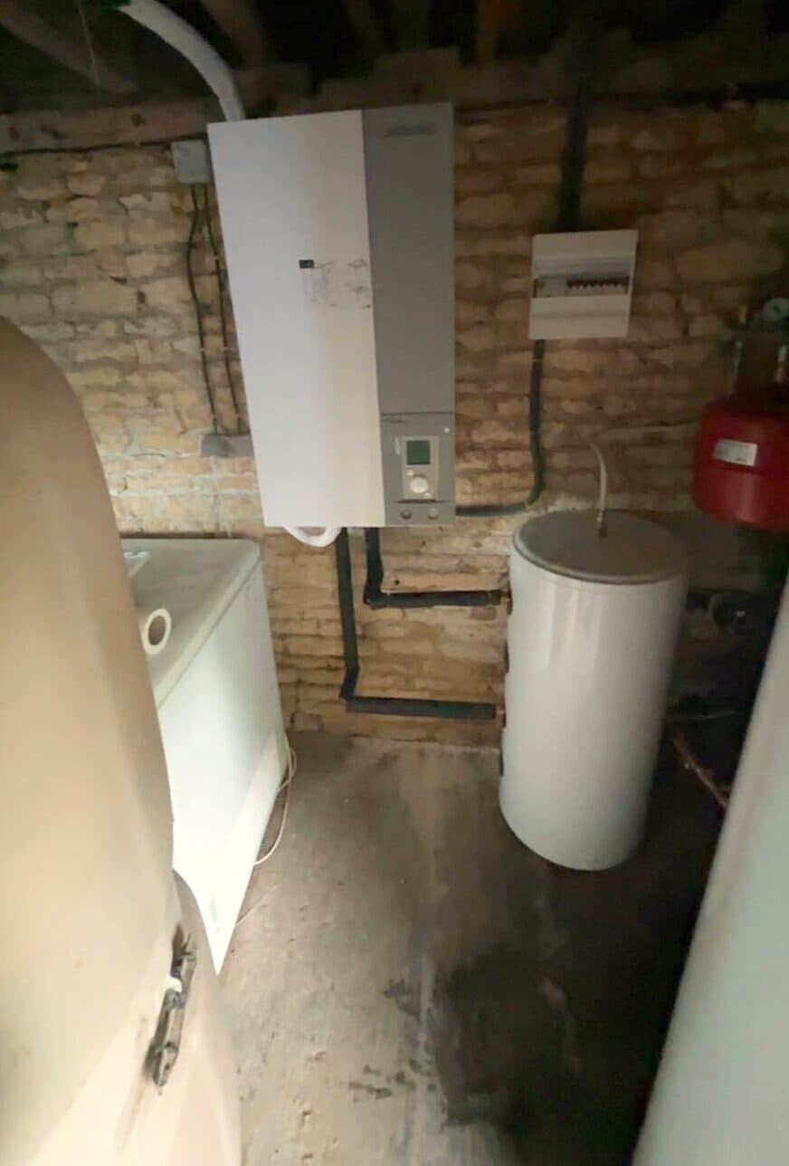 Module intérieur et ballon d'eau chaude dans une pièce en pierre